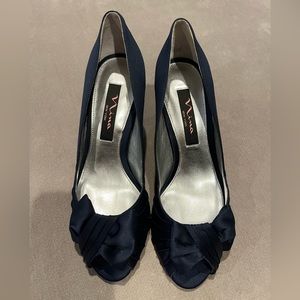 Nina Forbes Navy 6.5 women’s dress shoes pumps heels.  BRAND NEW NEVER WORN!